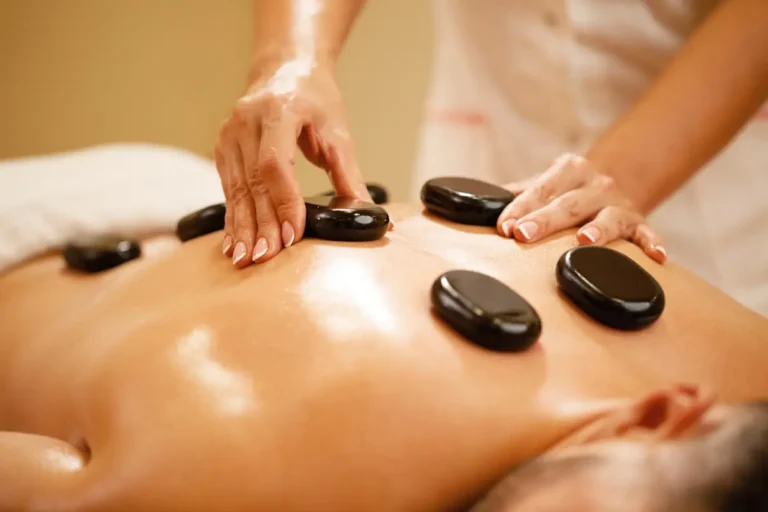 Massagem com pedras quentes em Almada